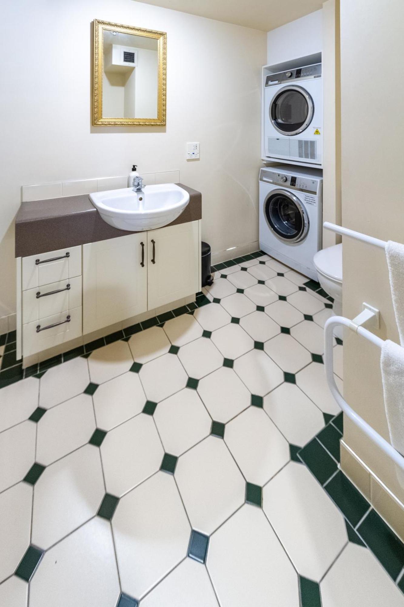 Beauty In The Cbd - 1Bed Free Parking Pool Lägenhet Christchurch Exteriör bild